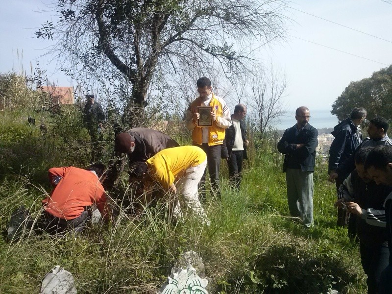 Journée contre l oubli à Aokas, recueillement sur les tombes de Touti Karim et Sahli Naima(cimetière sidi M hend Aghrib)photos TOUATI K . Cam00325