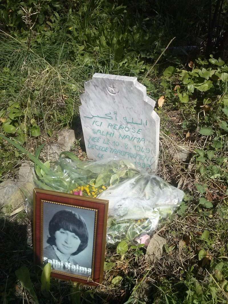 Journée contre l oubli à Aokas, recueillement sur les tombes de Touti Karim et Sahli Naima(cimetière sidi M hend Aghrib)photos TOUATI K . Cam00331