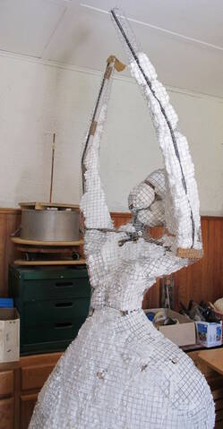 remplissage d'une sculpture grillage avec 1 mousse en bombe
