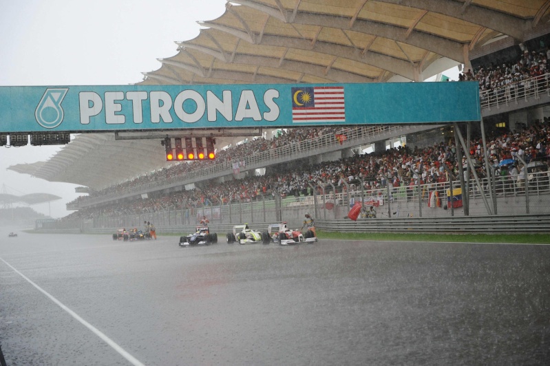 [2013] Grand Prix de Malaisie, parapluies de sortie ==> Salle d'embarquement Malays10