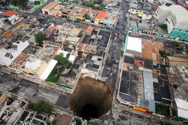 un marine américain meurt en tombant dans un sinkole cylindrique très régulier 2010_g10