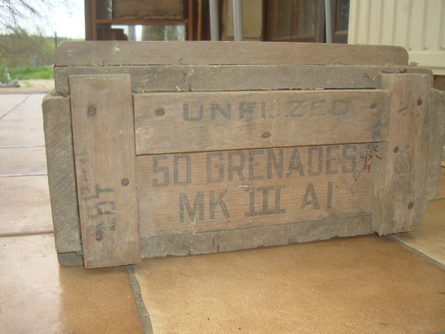 50 GRENADE MK III  ( caisse en bois ) Dsc02214