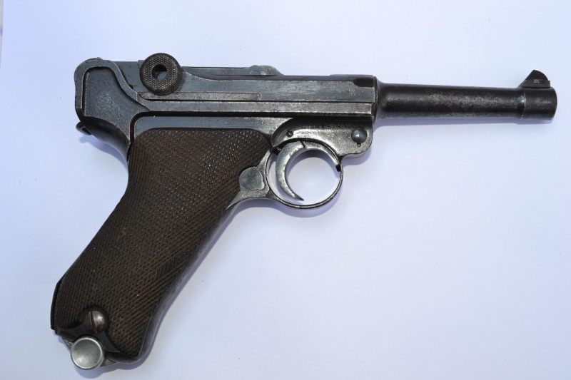 Un Luger Mauser "banner", de police, daté 1939. Intern11