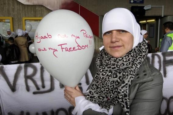 فرنسا تناقش توسيع حظر ارتداء الحجاب ليشمل الجامعات Joyce_10