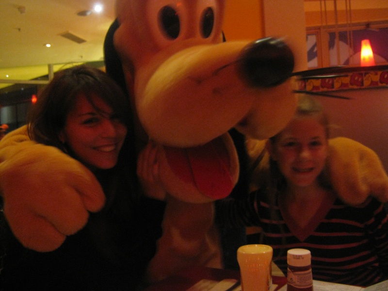 Vos photos avec les Personnages Disney - Page 9 Pluto10