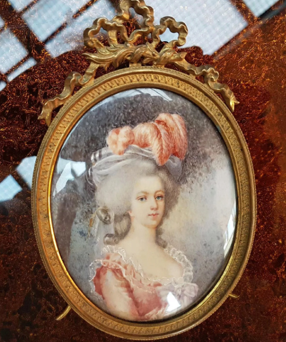 Collection : miniatures de Marie Antoinette et de ses proches - Page 15 Tzolzo11