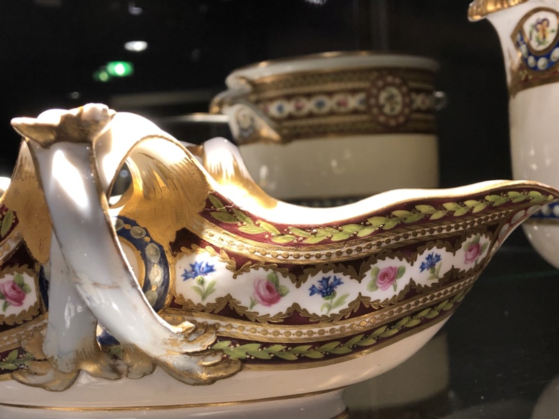riche - Service en porcelaine de Sèvres "à décor riche en couleurs et riche en or" de Marie-Antoinette 80a94810