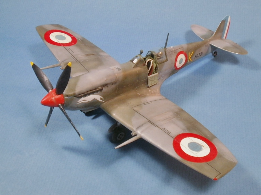 Spitfire LF Mk IX ICM 1/48 " Dauphiné " - Page 4 Pc100010
