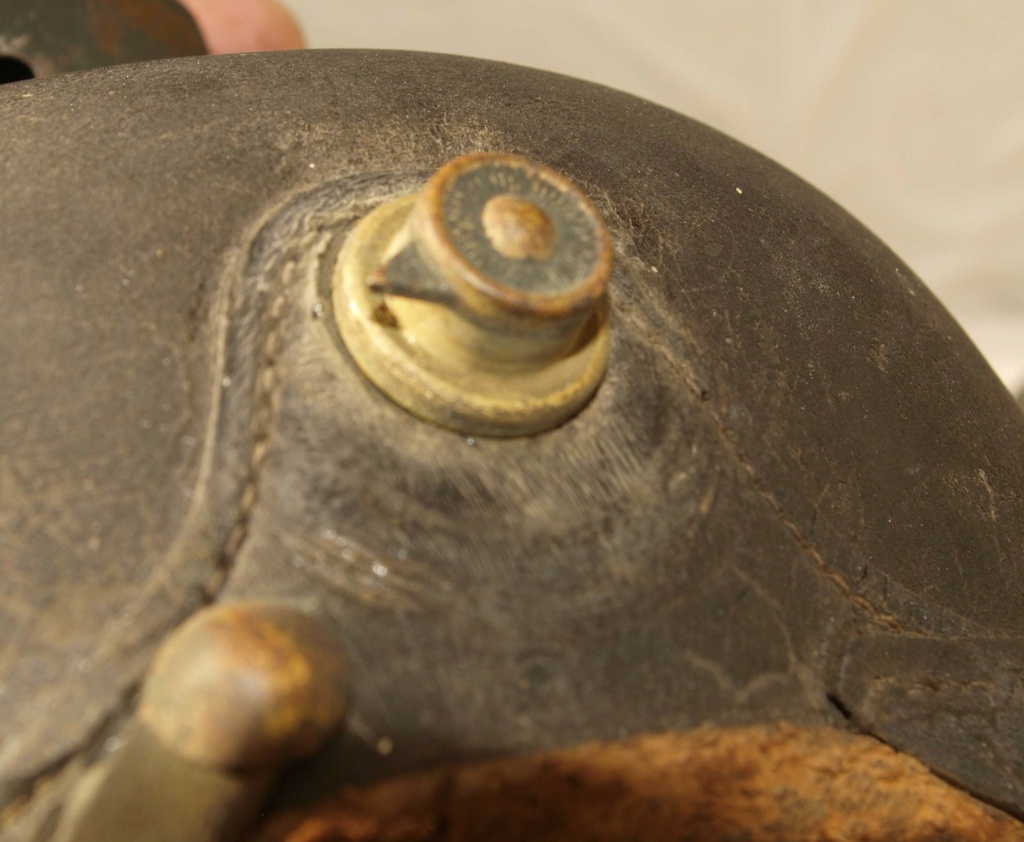 Casque d´artilleur saxon, trophée d´un raid écossais dans les boyaux du RJR242 Amann227