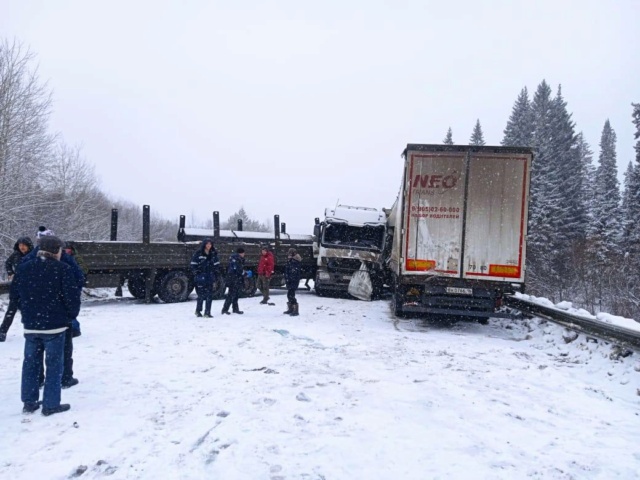 На Пермском тракте возле села Кленовское столкнулись два грузовых автомобилей. Photo258