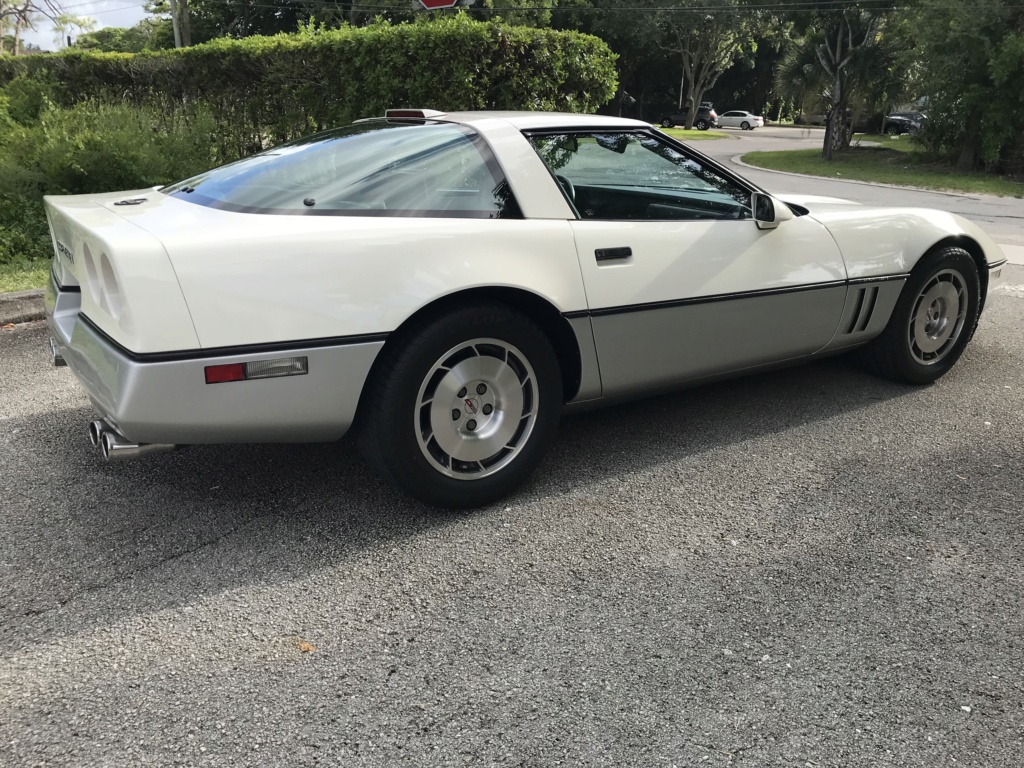 Rare Corvette 1986 coupe  bi-color white/silver seulement 693 de cette couleur  Img_2011