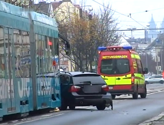 Gustav and Tram Crash 359ycl10