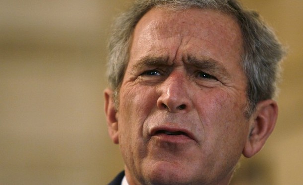 صحفي عراقي يلقي حذائه على الرئيس الأمريكي جورج بوش بالزيارة الختامية المفاجئة للعراق صور وفيديو وروابط تحميل 610x610