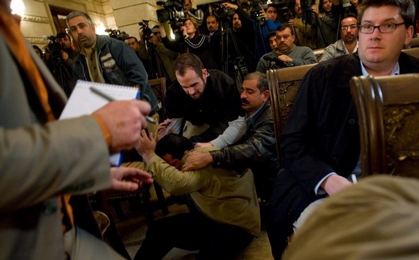 صحفي عراقي يلقي حذائه على الرئيس الأمريكي جورج بوش بالزيارة الختامية المفاجئة للعراق صور وفيديو وروابط تحميل 610xuu18