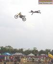 [DELIRE] Photos insolites...Le "post" des sauts en moto !!! Images10