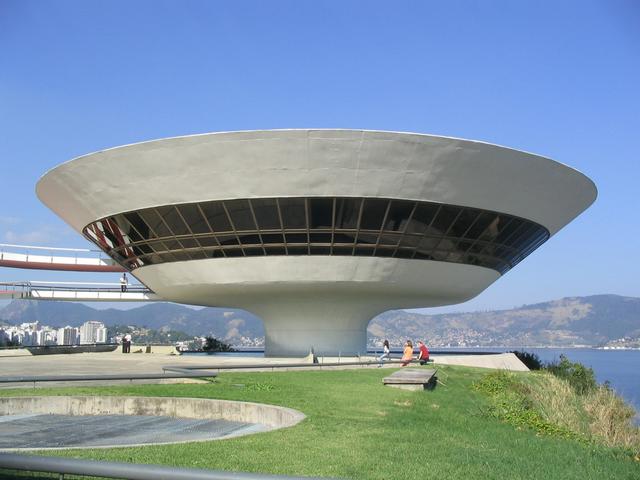 son commentaire "Oscar Niemeyer" Art_mu10