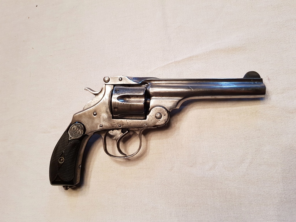 Un revolver nickelé  20190570