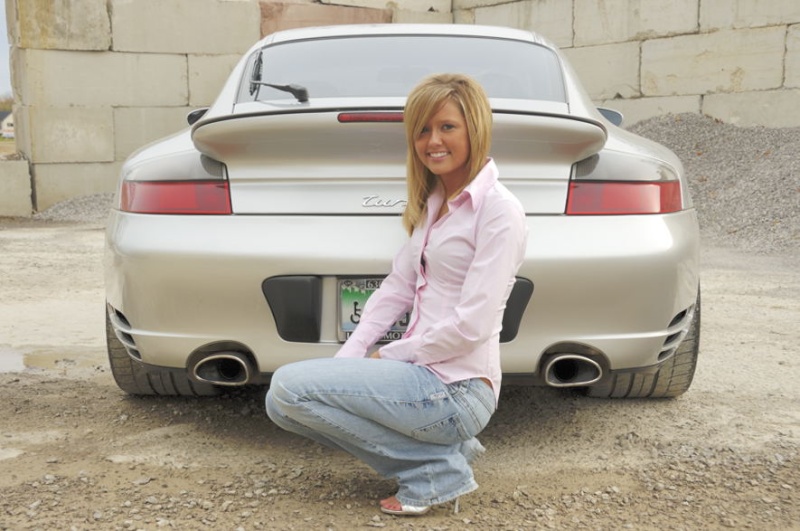 des jolies filles et des porsches - Page 26 Car-gi16