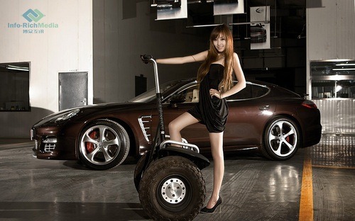 des jolies filles et des porsches - Page 24 Sexy-b10