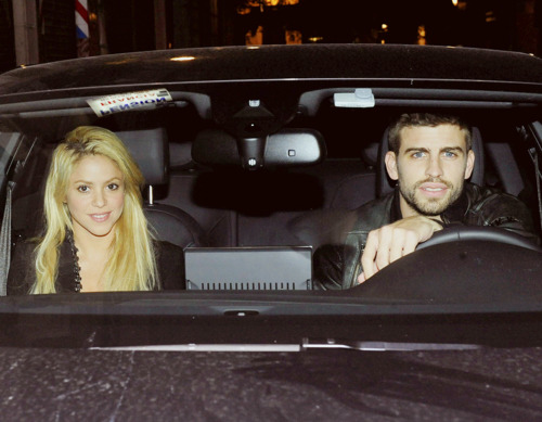 Gérard Piqué et Shakira pics together  Sh5biq10