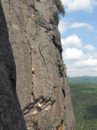 Grimpe dans le piton 5.9+