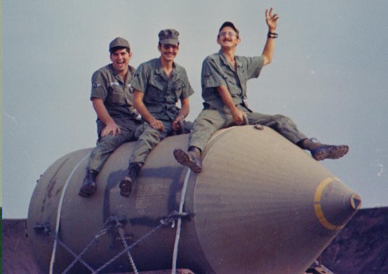 Bombe M-121 et BLU-82 ou "Commando Vault" ou "Daisy cutter" ou "Faucheuse de paquerettes" 111
