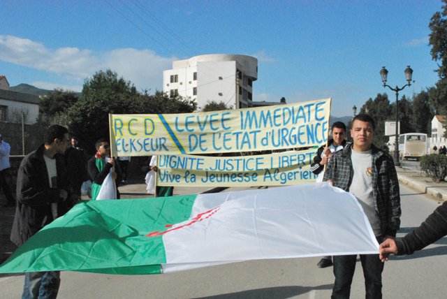 Vive la jeunesse algerienne (marche RCD Bgayet 29 janvier 2011) 16786711