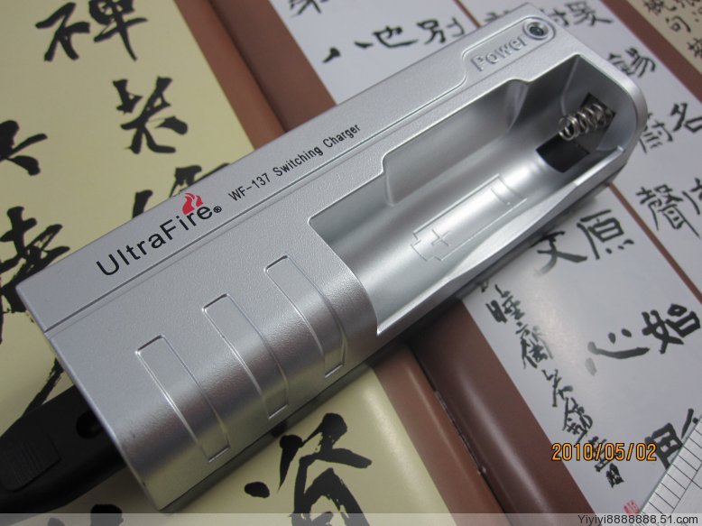 UltraFire WF-137 单节充电器 Wf13710