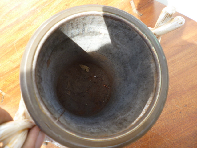 Recherche l' origine de ce vase pot-pourri !! Merci a tous P1160217