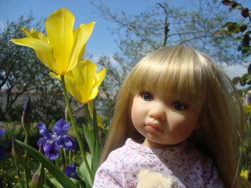 Manon dans le jardin Dsc00513