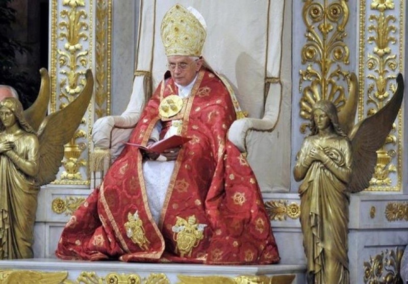 La fausse humilité de Bergoglio Pope2010