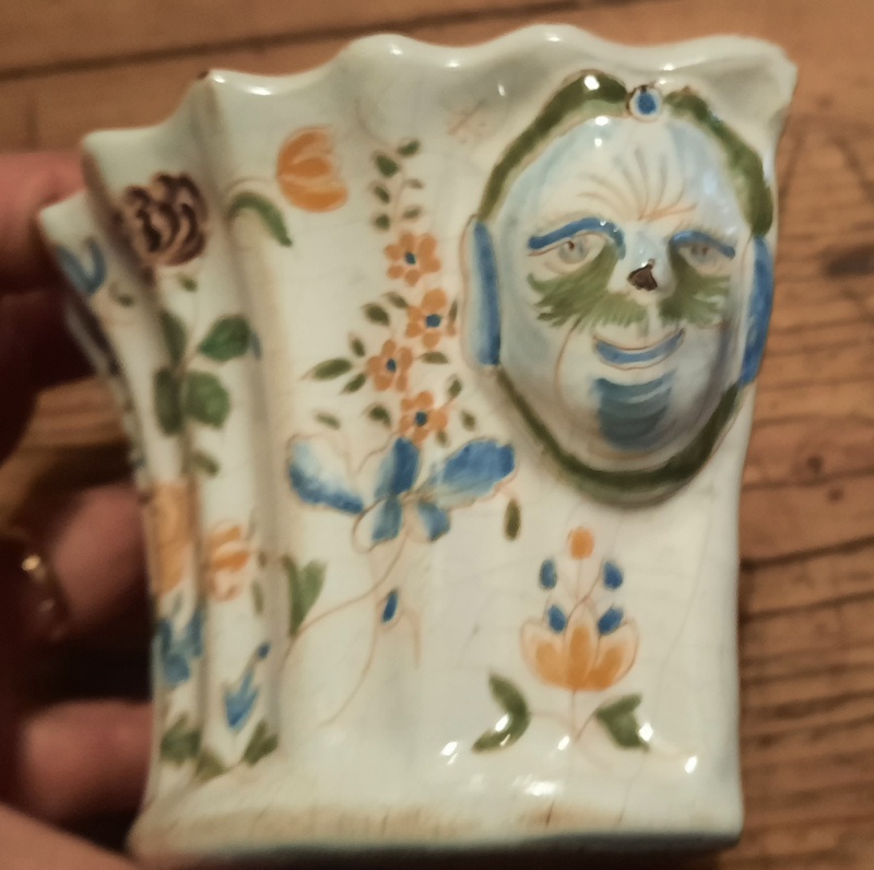 bouquetière en faience  20220113