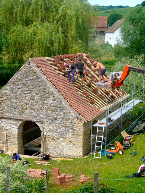 Un toit tout neuf pour le lavoir de Jeune fontaine P1160110