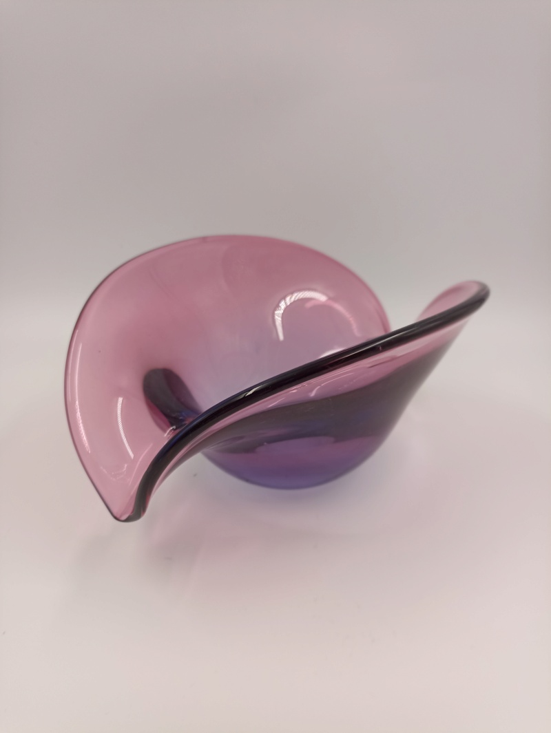 Coupe contemporaine Clam Bowl Seguso ou Murano Glass en verre violine nuance bicolore Img_2159
