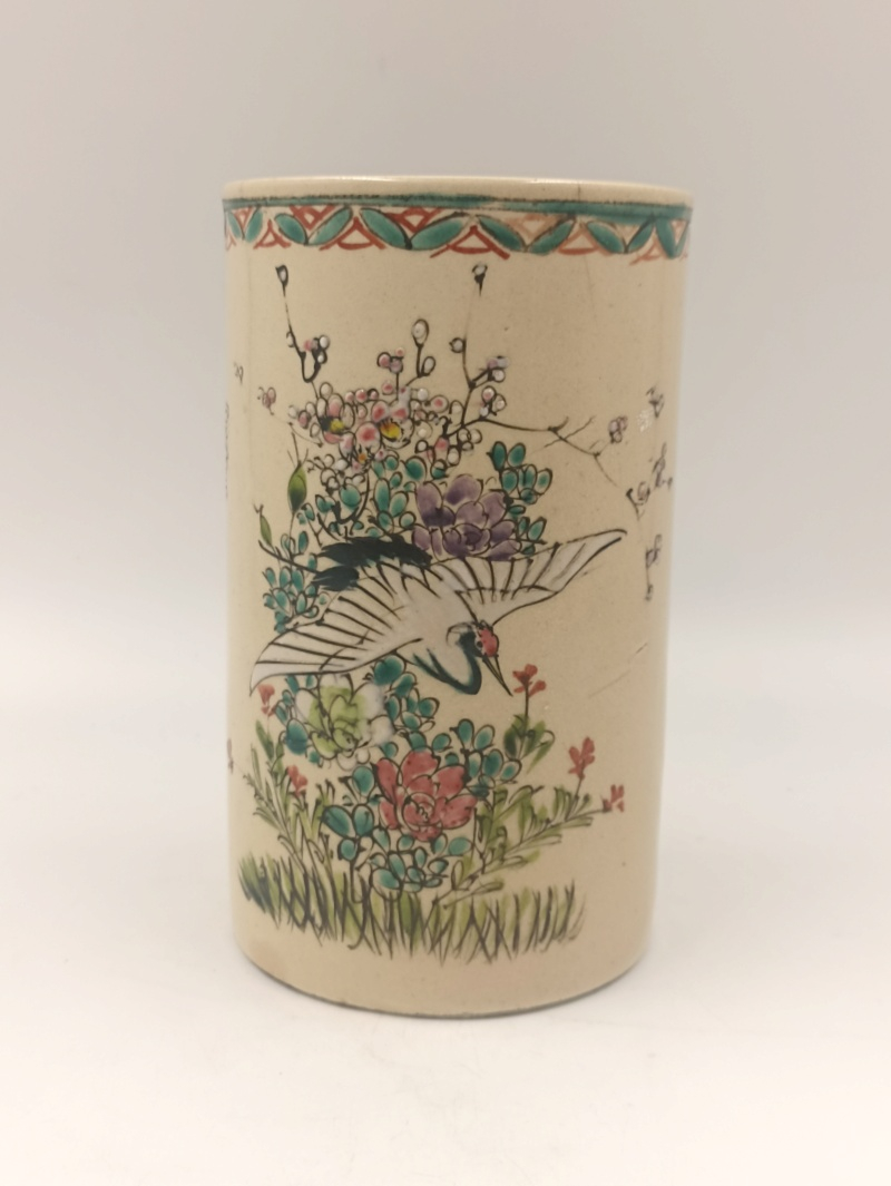 Vase rouleau asiatique en céramique décor grue fleurs et papillons signature à identifier Img_2483