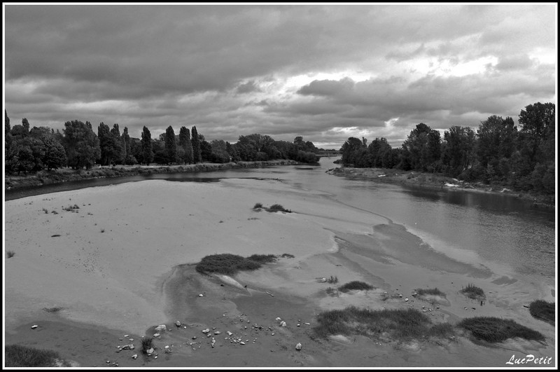 La Loire à Tours en noir et blanc La_loi10