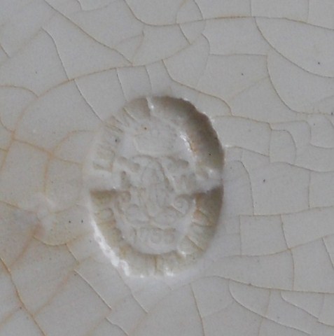 ancien plateau en porcelaine marquage sceaux à identifier 1755... Dscn8816