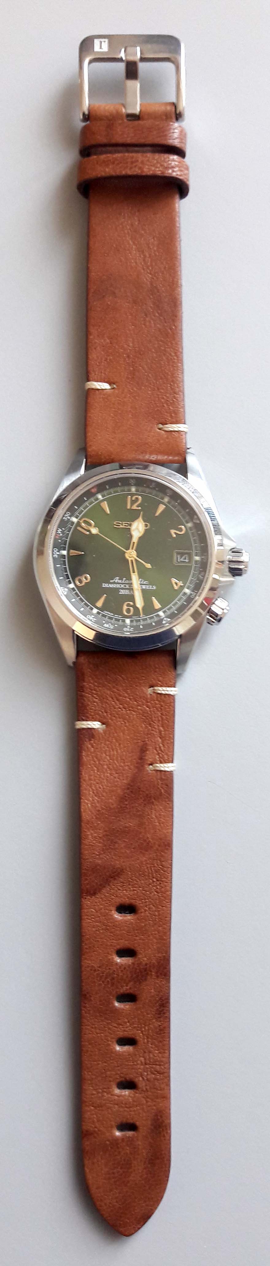 montre - cherche une montre fond vert et de belles aiguilles - Page 4 Colare10