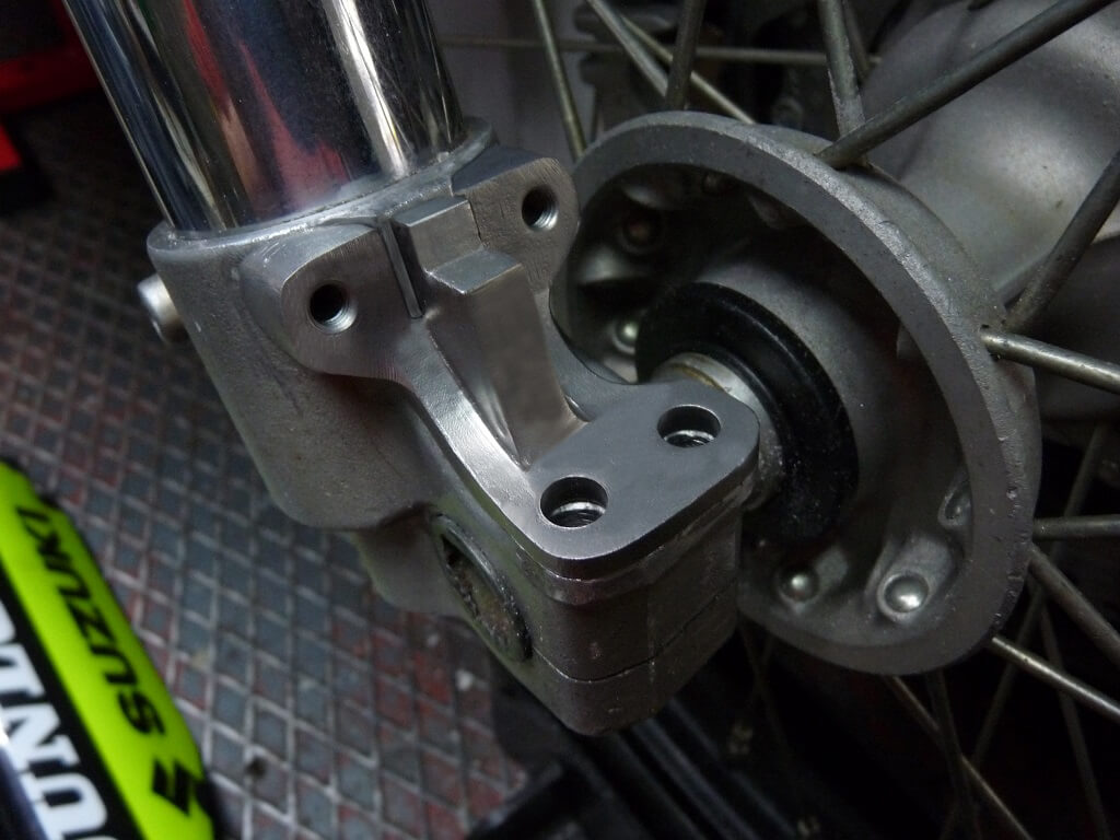 Remise en état des fixations de protection de tube de fourche. Supf0517