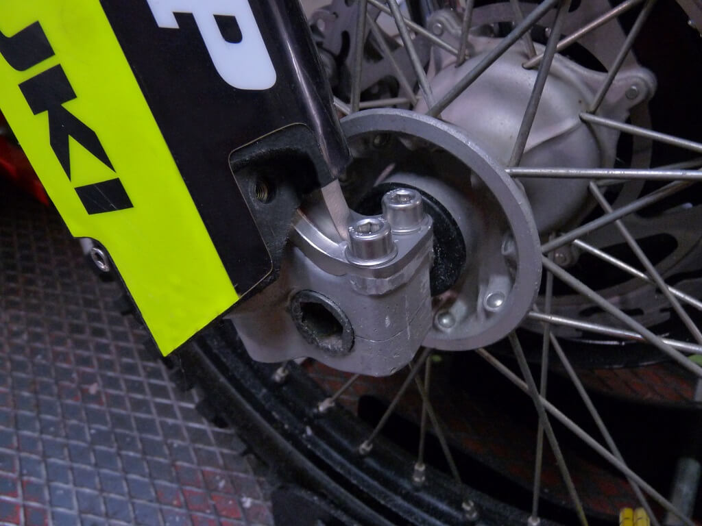 Remise en état des fixations de protection de tube de fourche. Supf0519