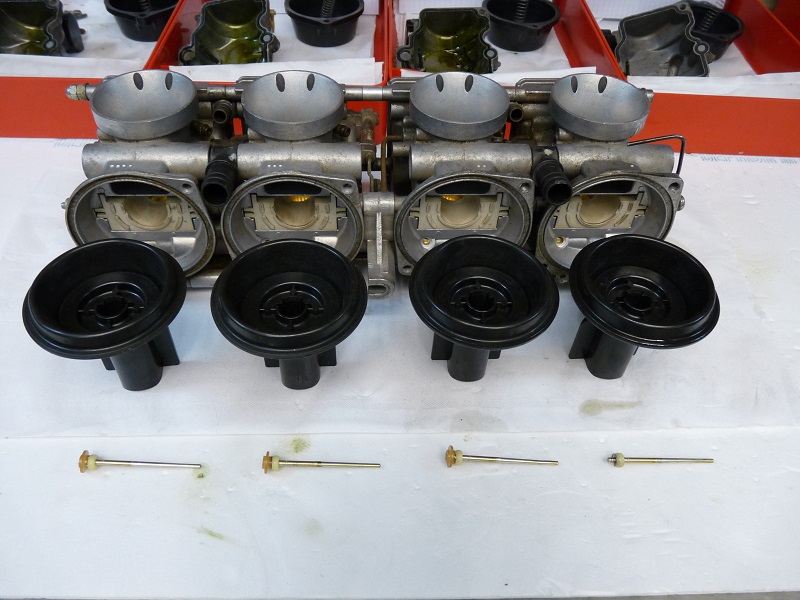 Suzuki GSX400R - 1992 - Restauration de la rampe carburateurs. Suzgsx70