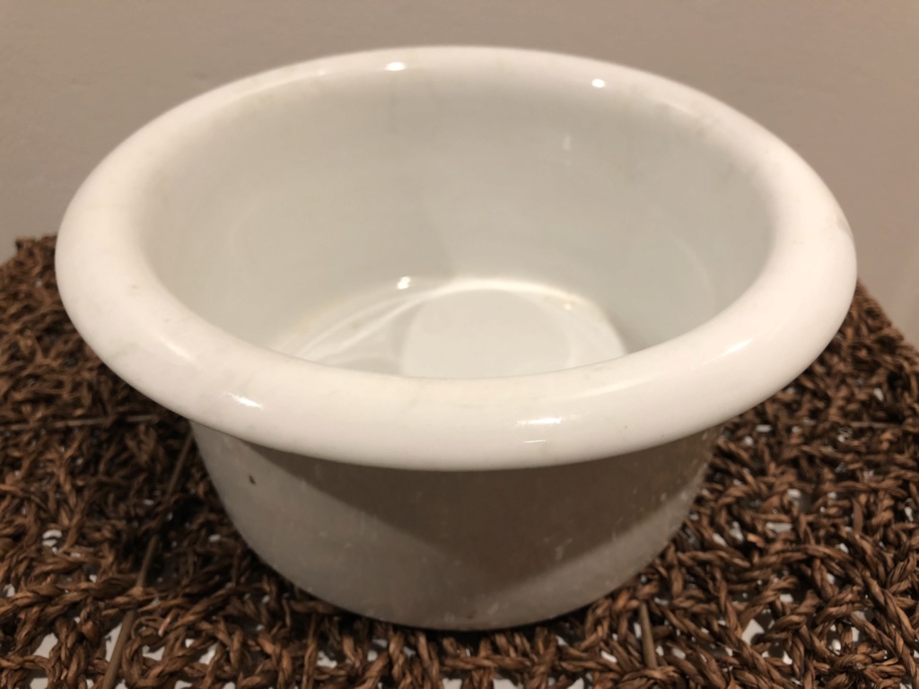 Is this white bowl a Crown Lynn perhaps?  Uyl5az10
