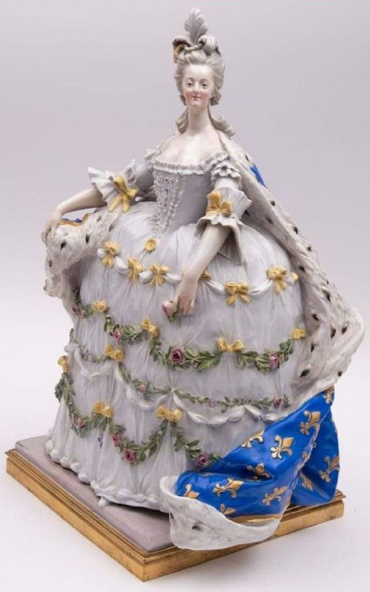 Collection : statuettes représentant la Reine Marie-Antoinette Telech15