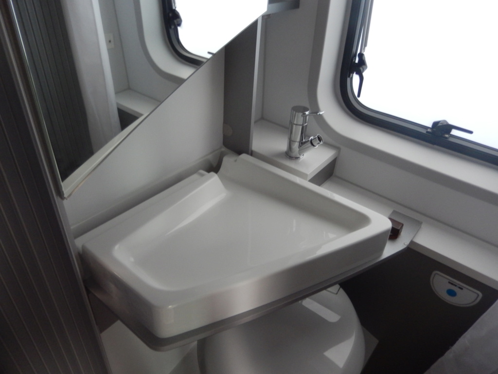 Lavabo bizarre sur Adria Twin 600 SPT Dscn2310