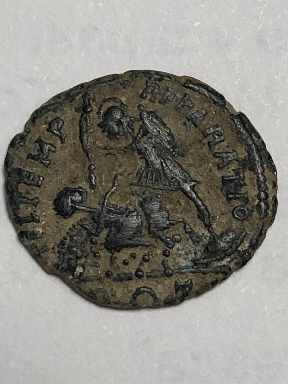 AE3 de Constancio II. FEL TEMP – REPARATIO. Soldado romano alanceando a jinete caído. Roma. Rev510