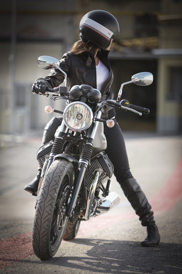 Babes & Bikes - Page 13 Bb22410