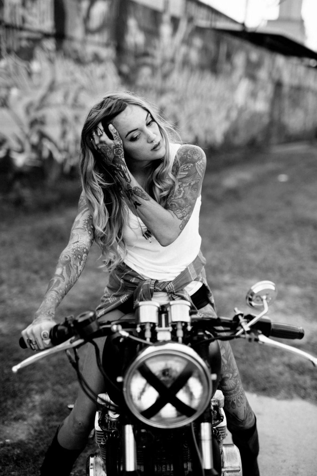 Babes & Bikes - Page 3 E67b0810