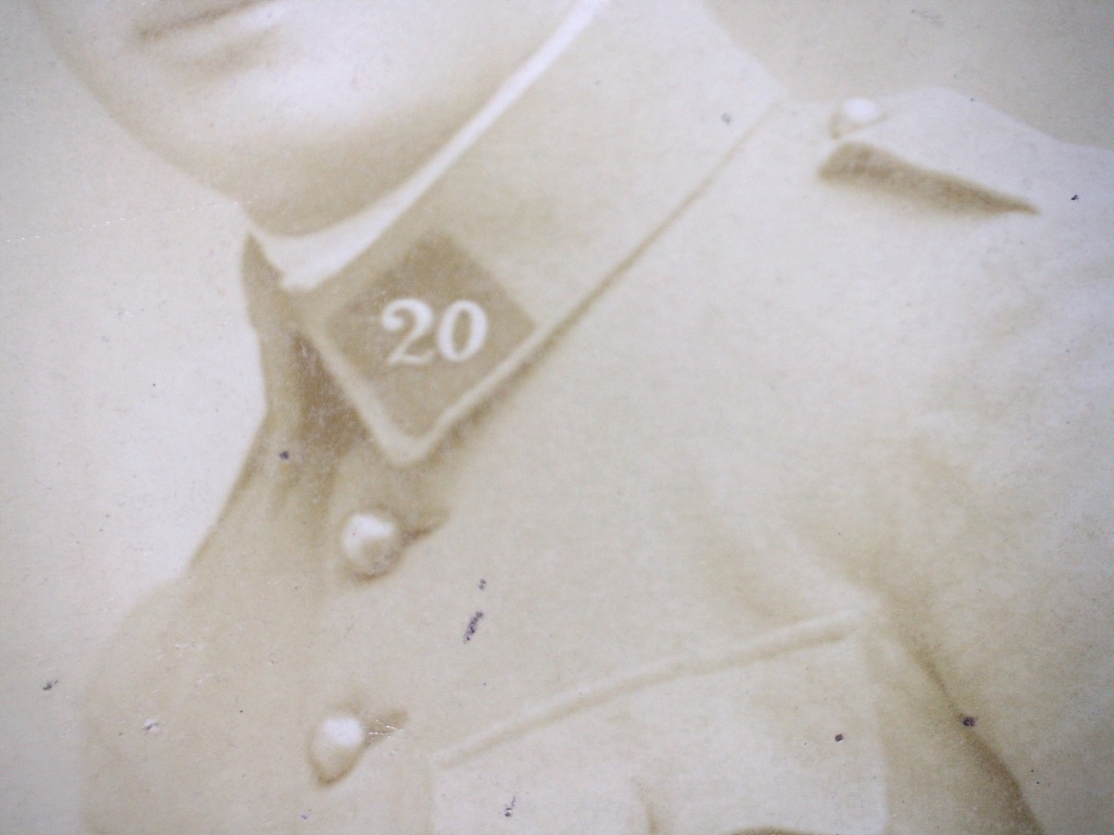 militaire numéro 20 sur le col et un écusson roue dentée sur le bras 23120110