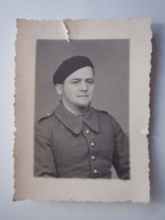 A identifier guerre 1939 soldat montant la garde numéro 10 sur col 4 photos Img_0863