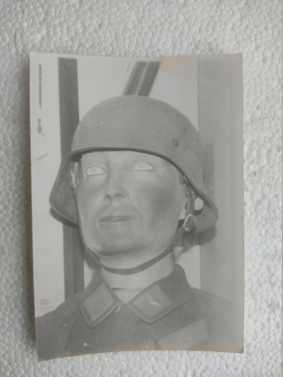 mannequin militaire avec casque d'une photo prise peut-être dans un musée. Img_2289